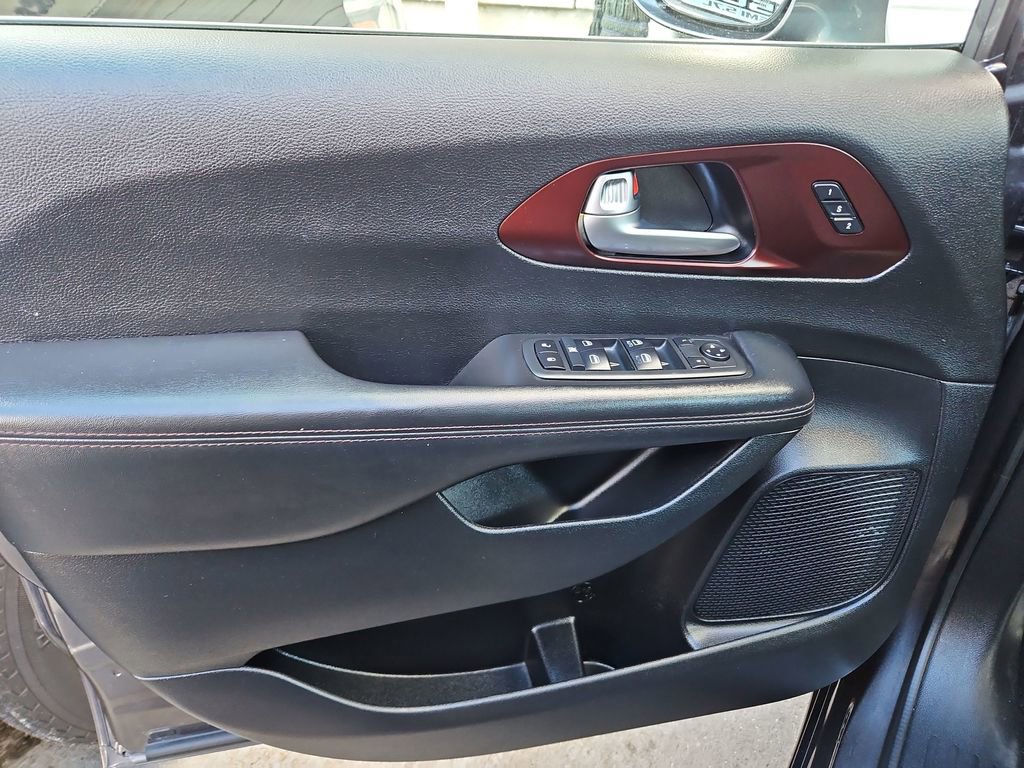 Used 2020 Chrysler Pacifica Touring-L image 25