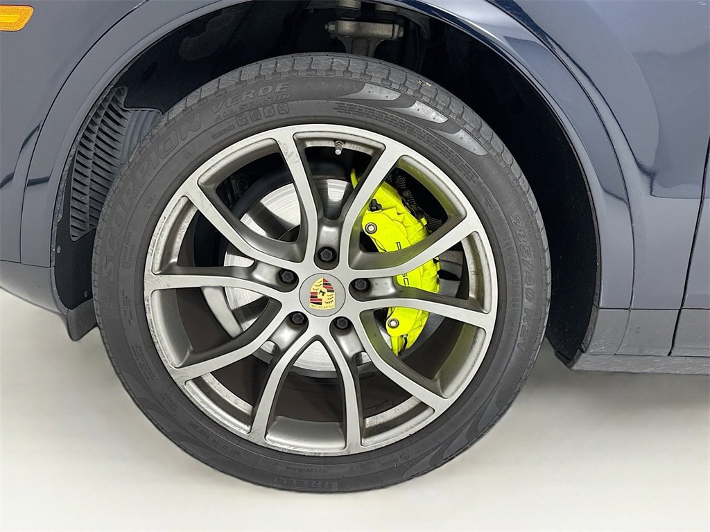 Certified 2023 Porsche Cayenne Platinum Edition image 33