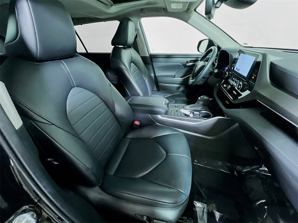 Certified 2024 Toyota Highlander XLE image 27