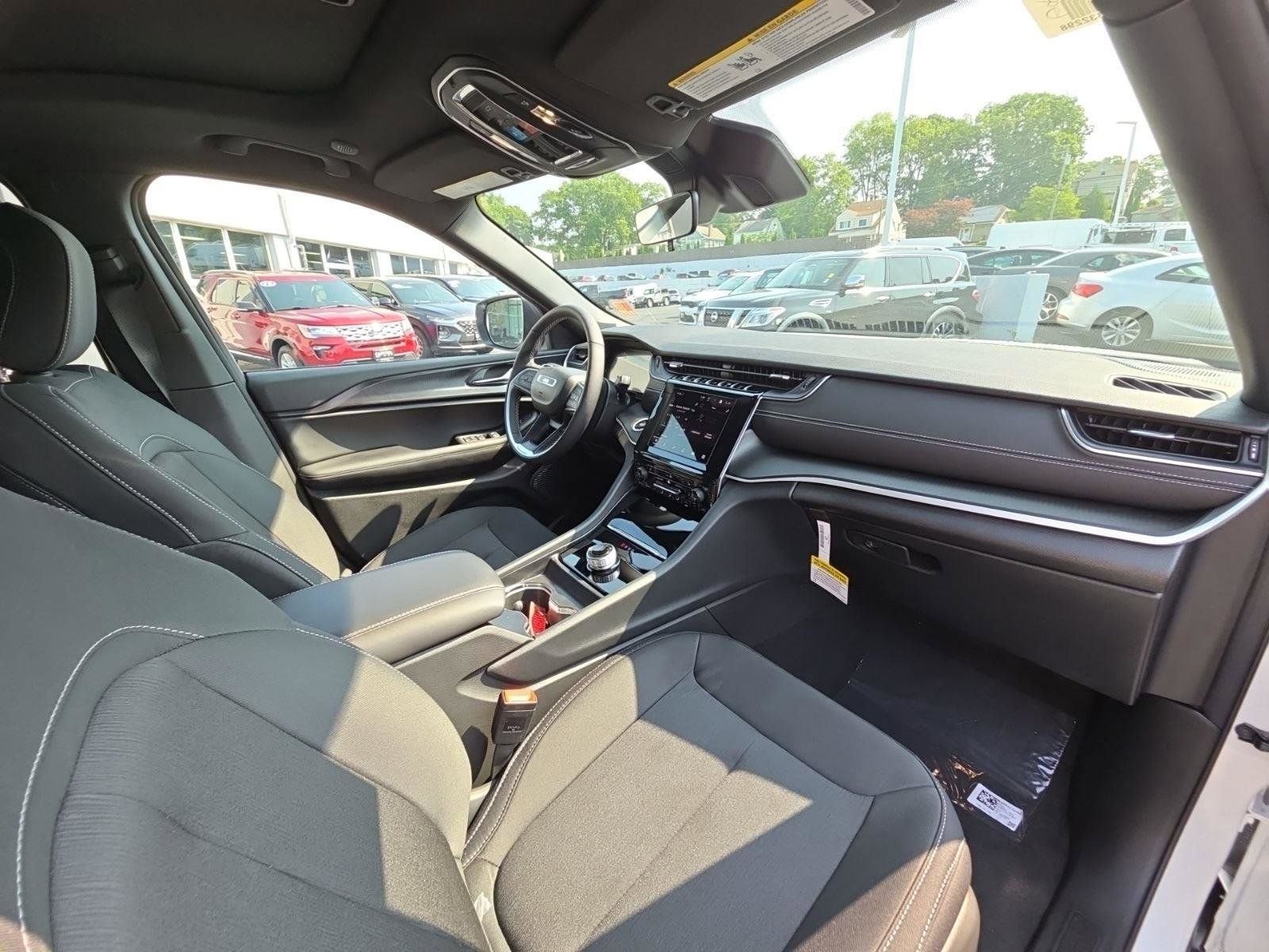 New 2025 Jeep Grand Cherokee Laredo X w/ Luxury Tech Group I image 15