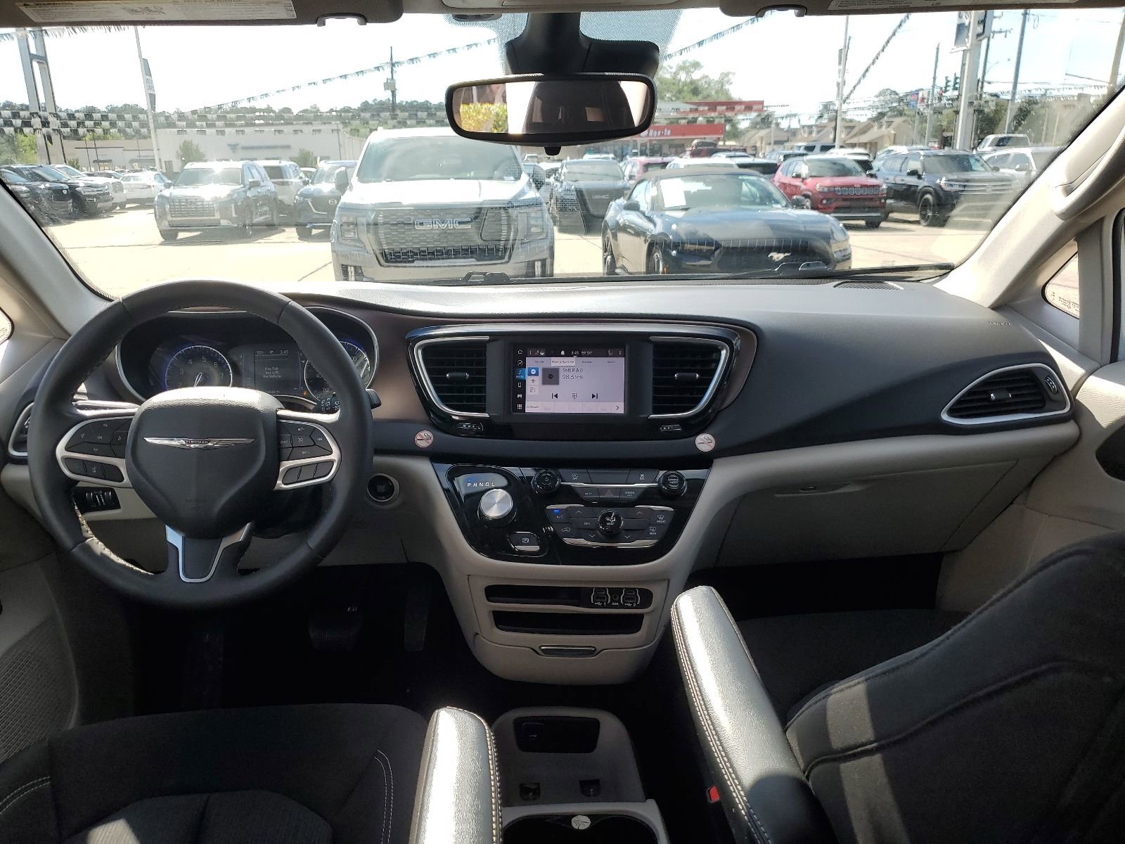 Used 2023 Chrysler Voyager LX image 9