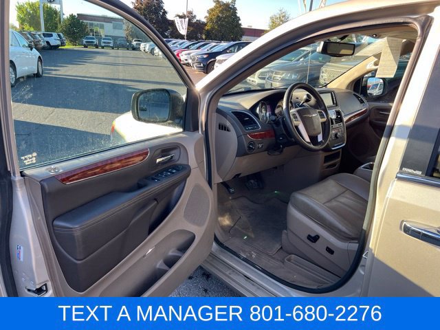 Used 2014 Chrysler Town & Country Touring-L w/ Driver Convenience Group FWD image 11