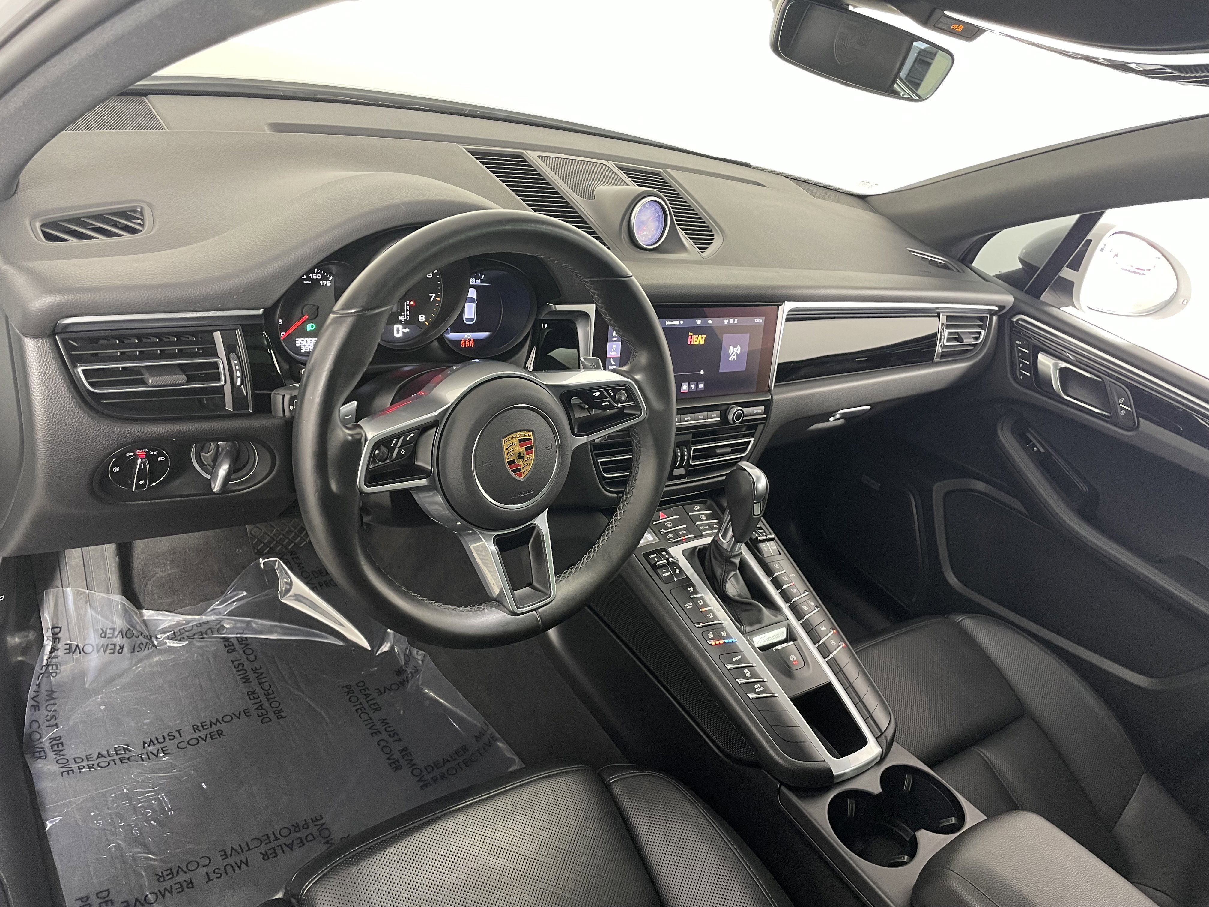 Certified 2021 Porsche Macan image 4