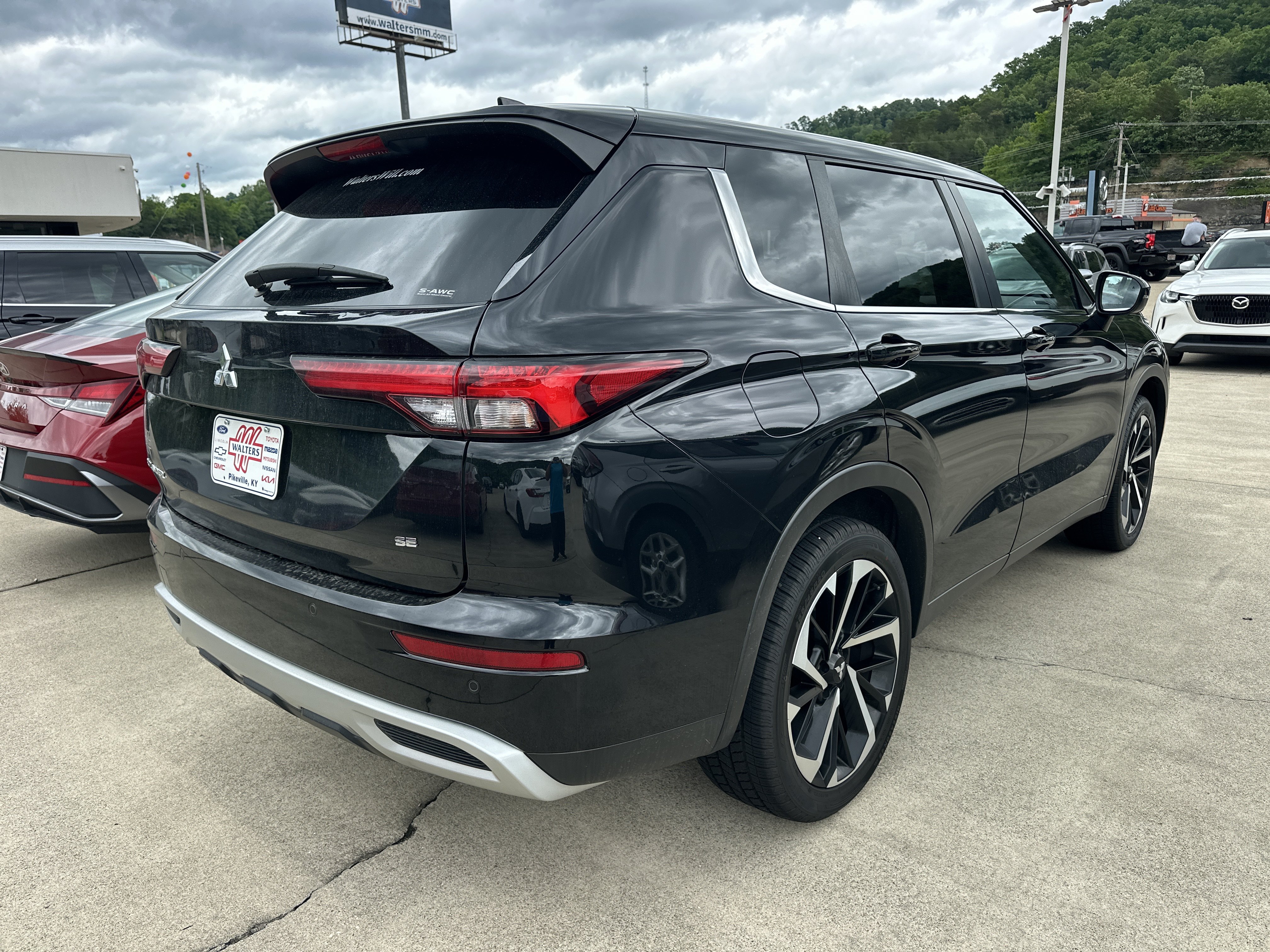 Used 2024 Mitsubishi Outlander SE AWD/4WD image 2
