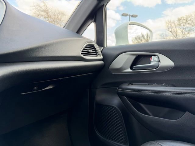 Used 2020 Chrysler Pacifica Touring-L w/ Advanced Safetytec Group image 29