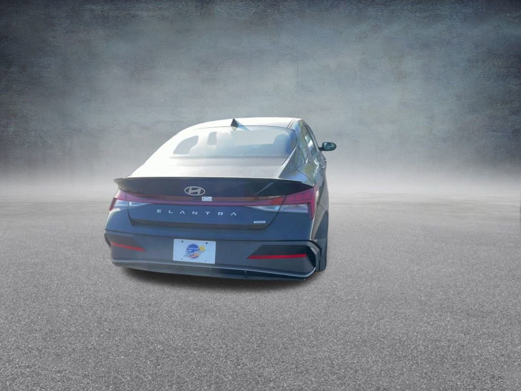 Used 2025 Hyundai Elantra SEL image 21