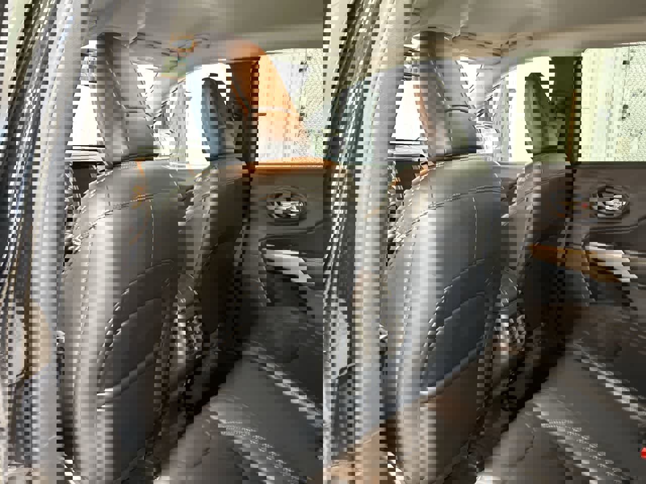 Used 2018 Jeep Cherokee Limited image 25