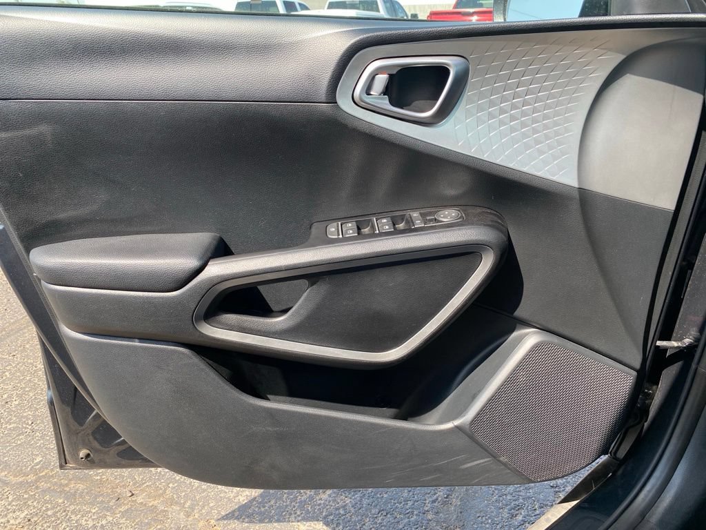Used 2025 Kia Soul LX w/ LX Technology Package FWD image 26