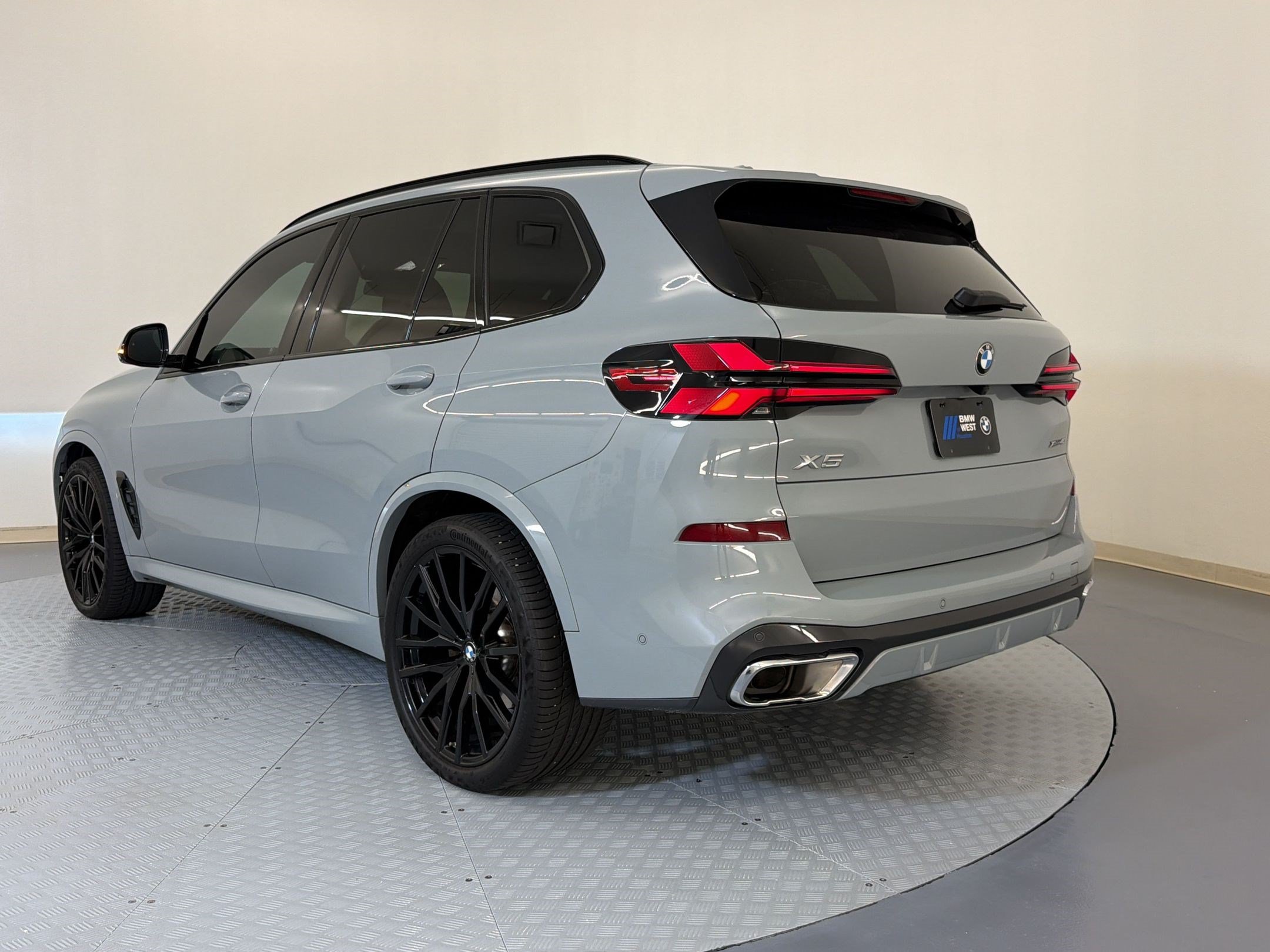 Used 2024 BMW X5 xDrive40i w/ M Sport Package AWD/4WD image 3