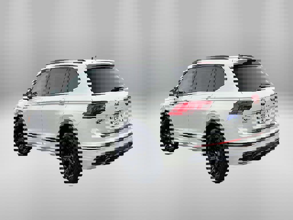 Used 2023 Volkswagen Tiguan SE R-Line image 2