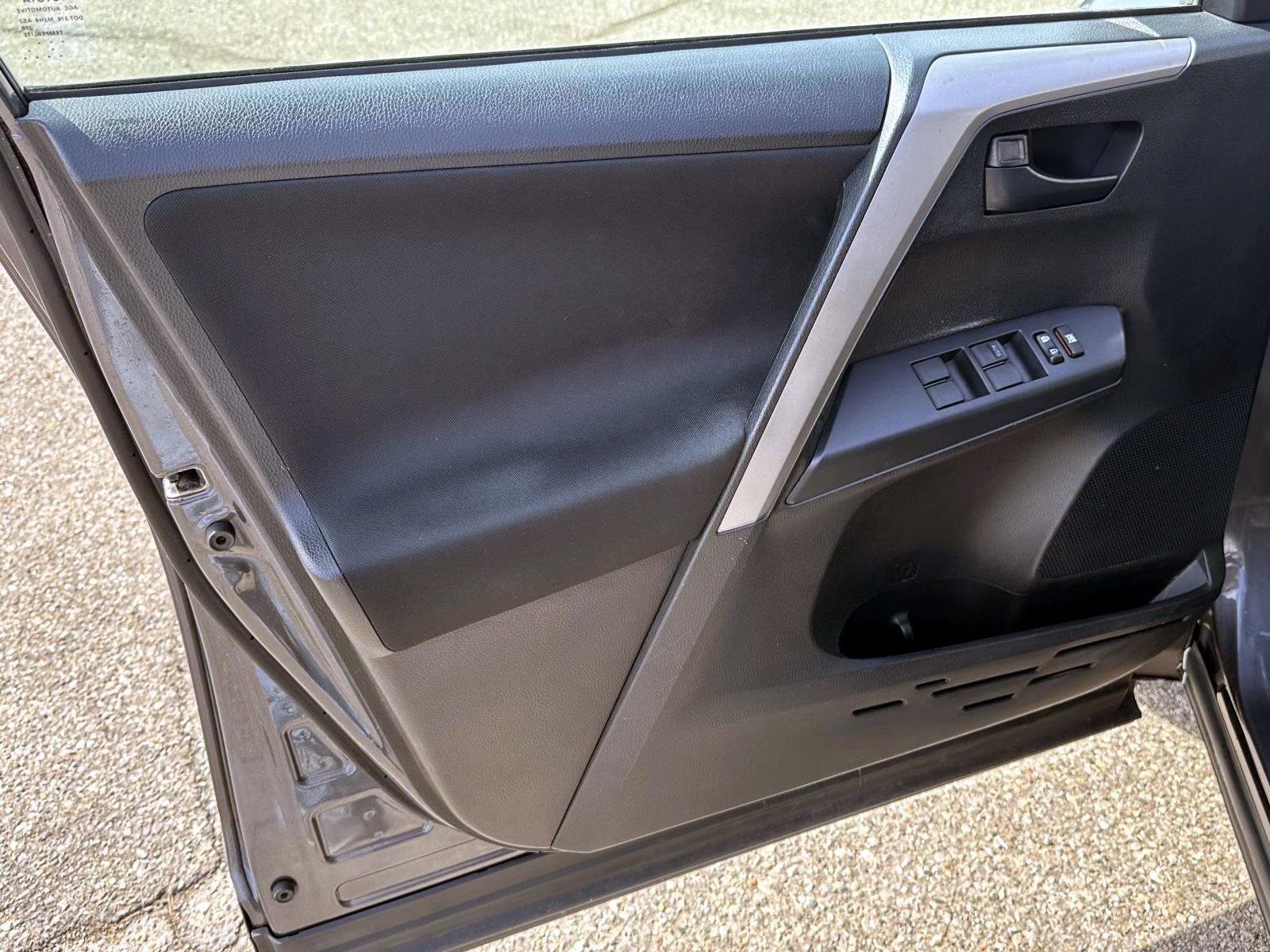 Used 2018 Toyota RAV4 LE image 14