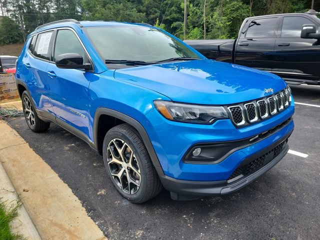 Used 2024 Jeep Compass Latitude AWD/4WD image 1