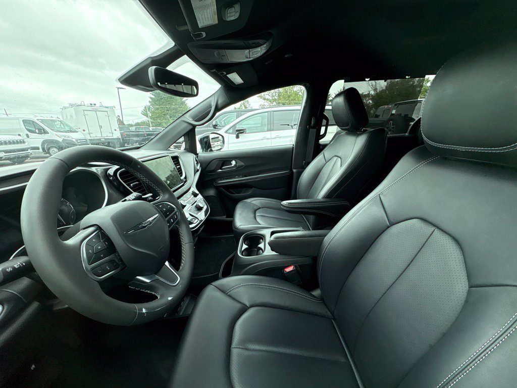 Used 2026 Chrysler Pacifica Select FWD image 5
