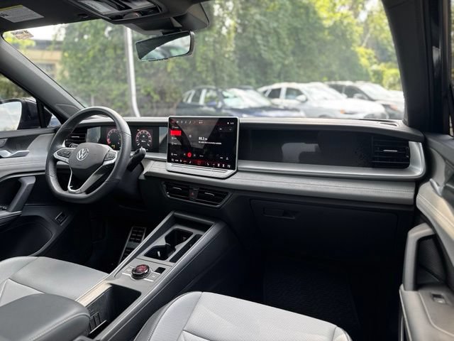 Used 2025 Volkswagen Tiguan SE R-Line AWD/4WD image 16