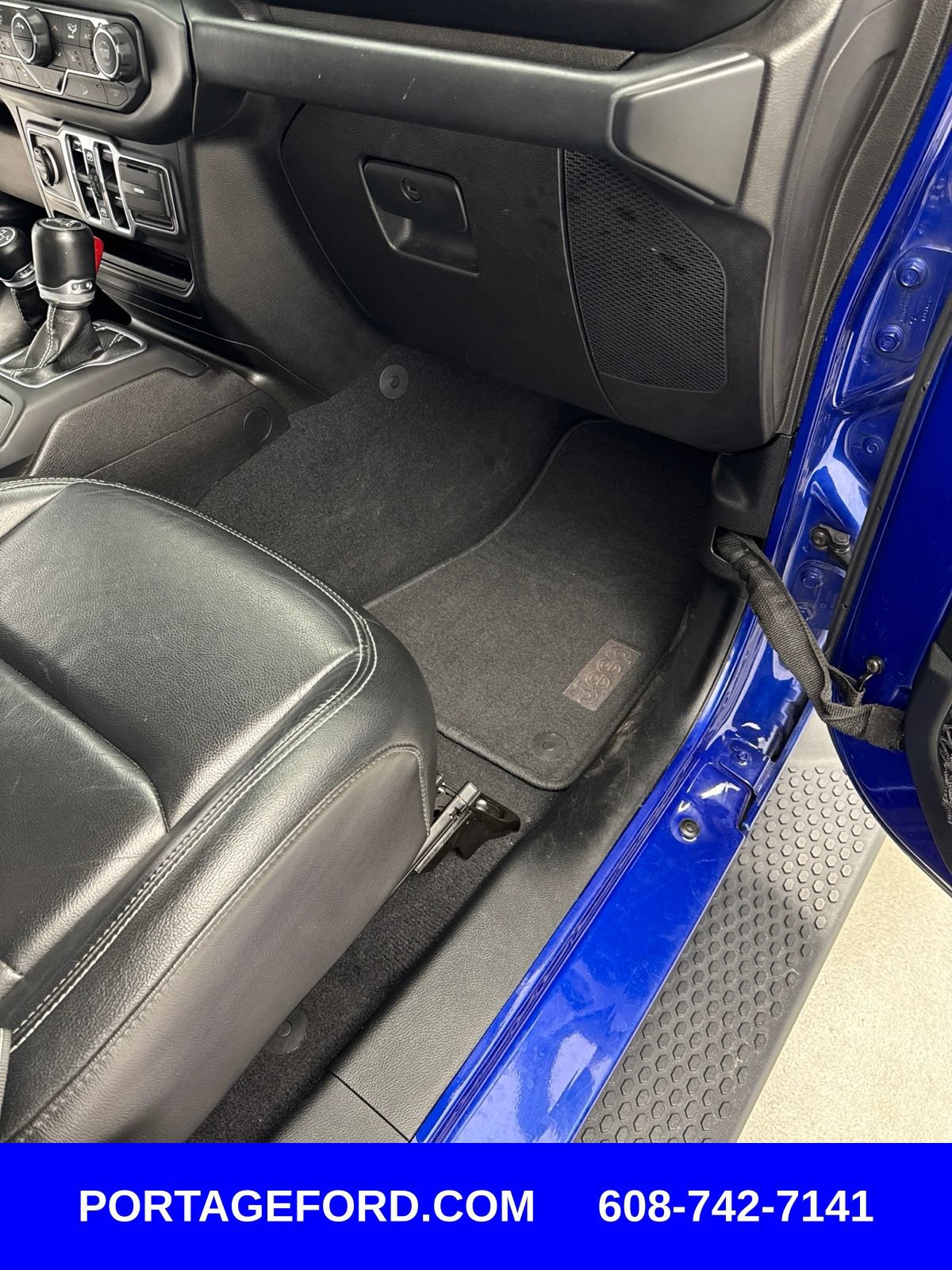 Used 2018 Jeep Wrangler Unlimited Sahara w/ Cold Weather Group AWD/4WD image 28
