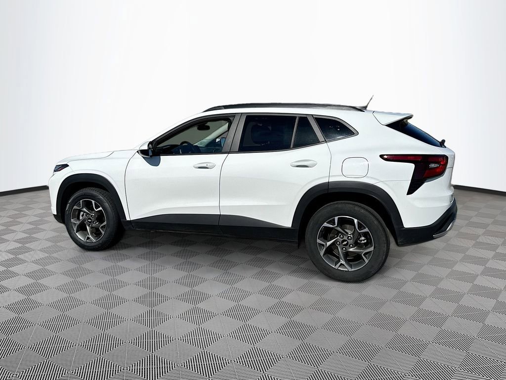 Used 2025 Chevrolet Trax LT w/ LT Convenience Package FWD image 6