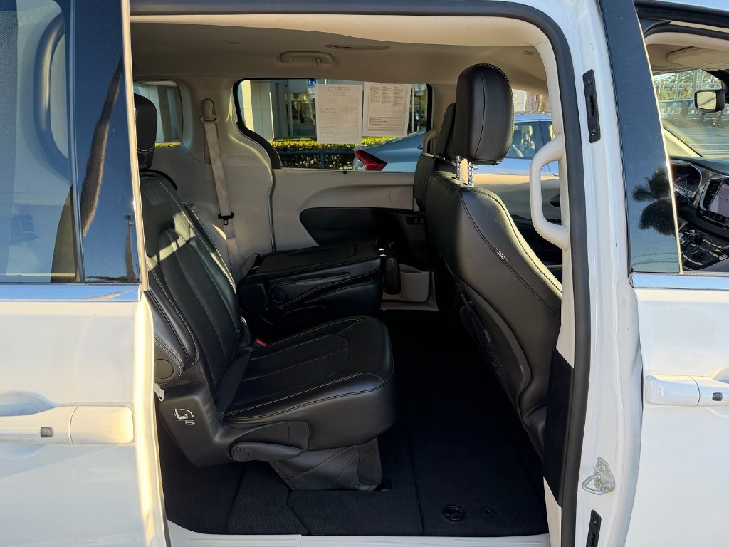 Used 2024 Chrysler Pacifica Touring-L FWD image 18