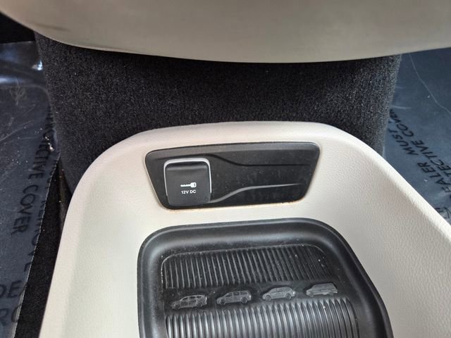 Used 2023 Chrysler Pacifica Touring-L image 30