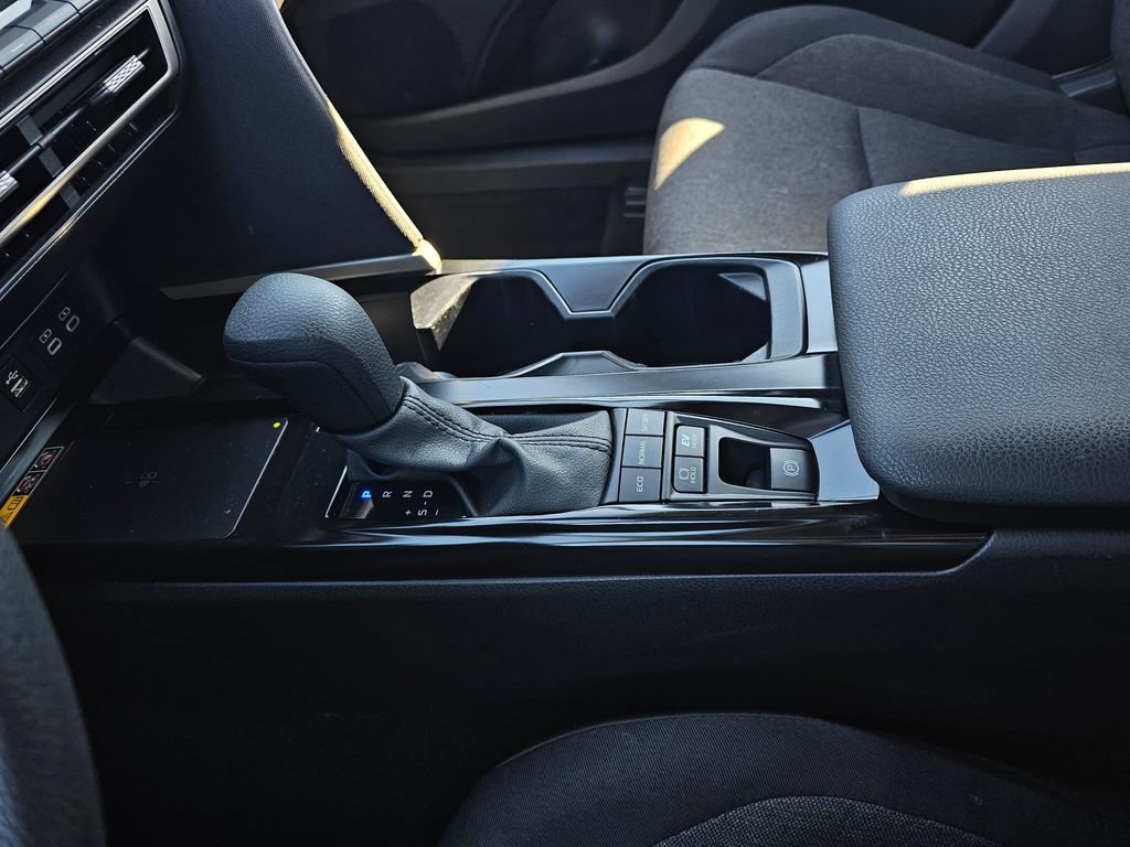 Used 2025 Toyota Camry LE FWD image 28