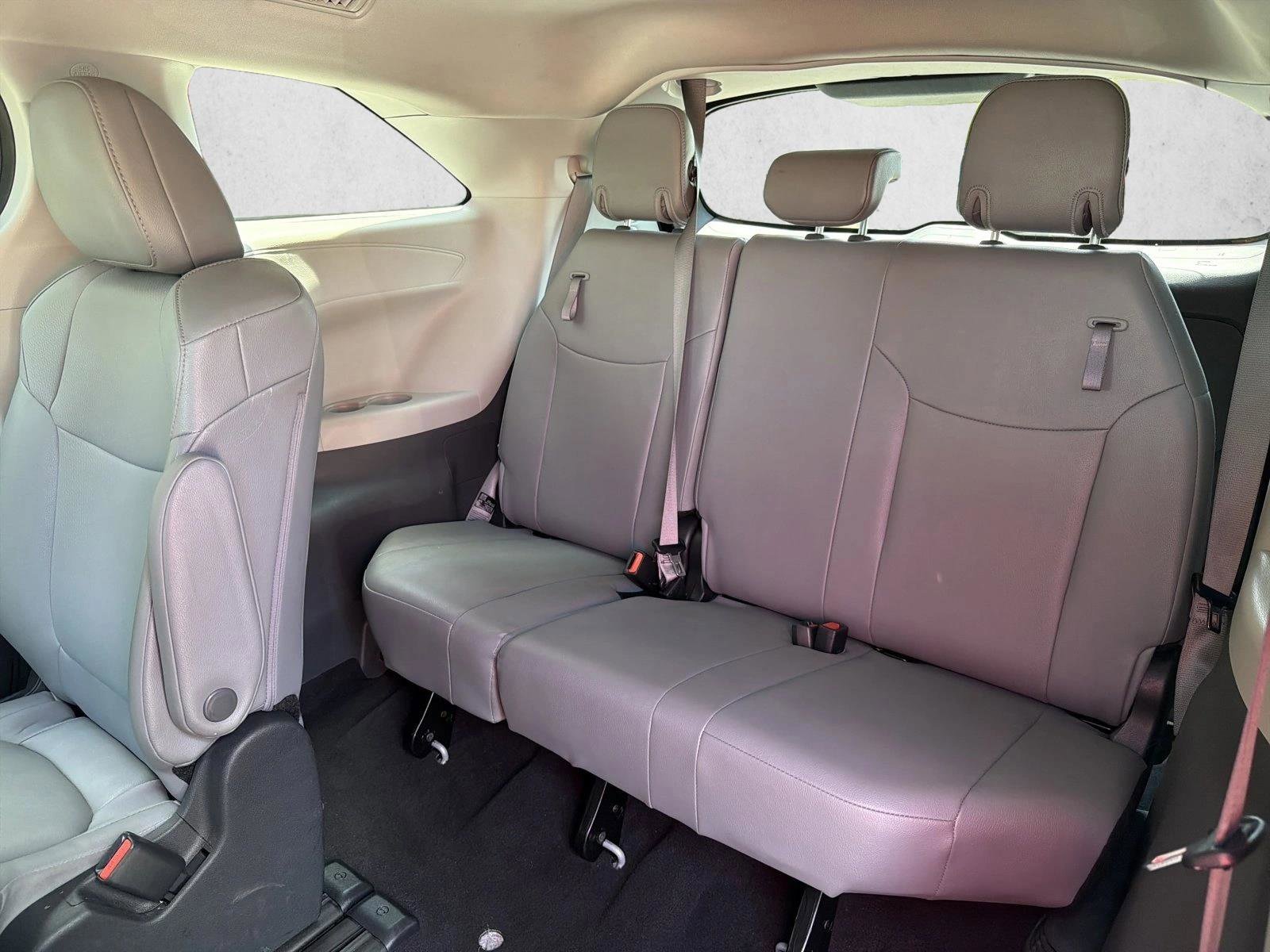 Used 2024 Toyota Sienna XLE FWD image 26
