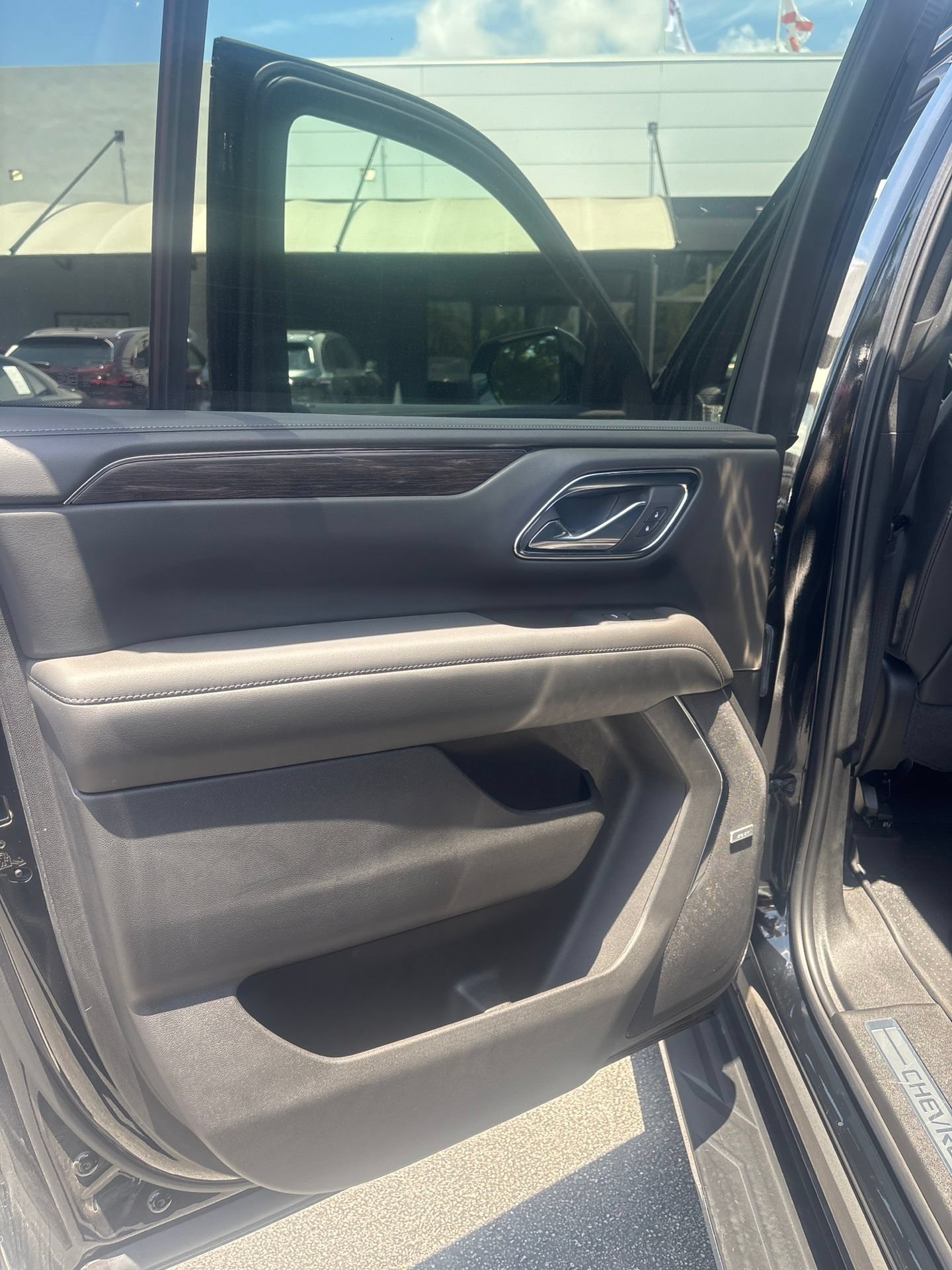 Used 2024 Chevrolet Suburban LT RWD image 12