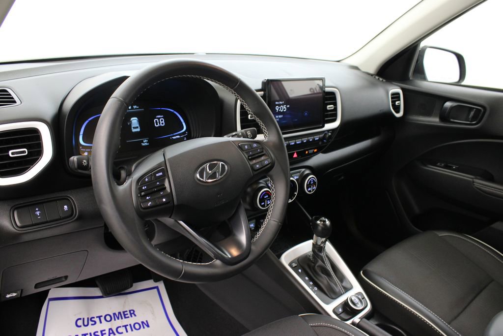 Used 2025 Hyundai Venue Limited FWD image 16
