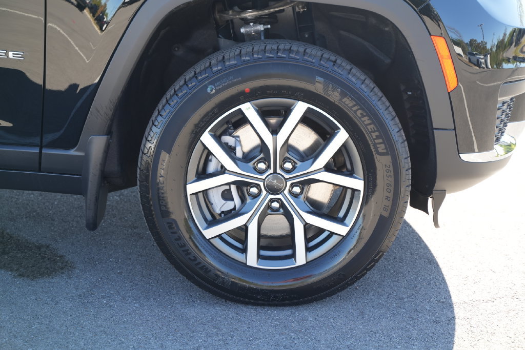 New 2027 Jeep Grand Cherokee L Laredo w/ MOPAR Finishing Package AWD/4WD image 47