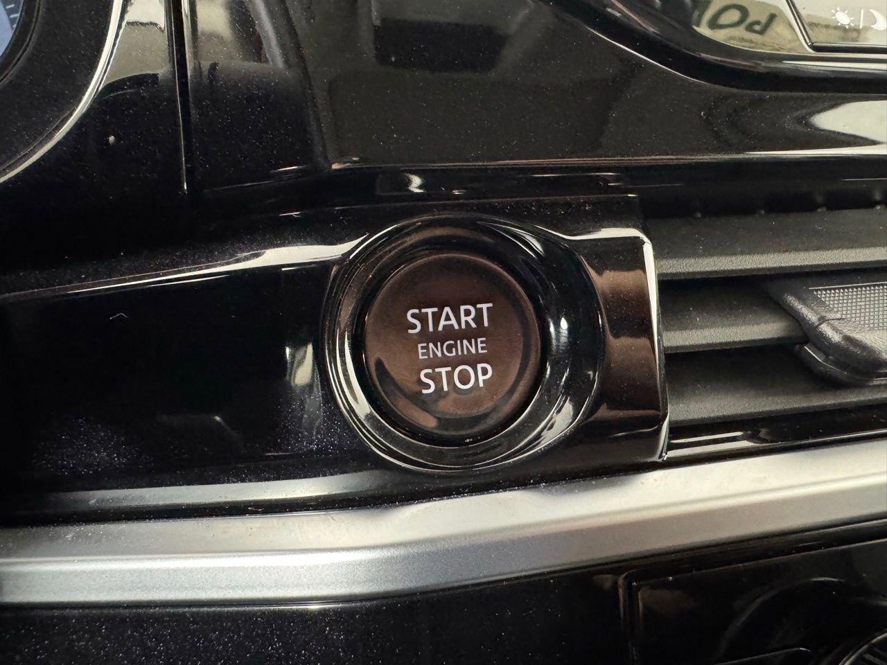 Used 2025 Nissan Pathfinder Platinum image 24