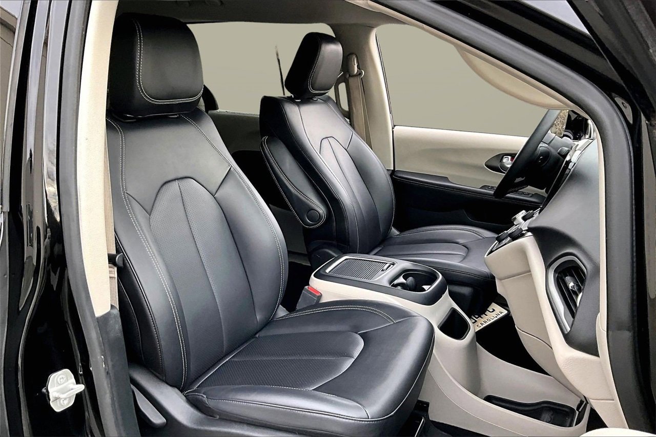 Certified 2024 Chrysler Pacifica Touring-L image 22