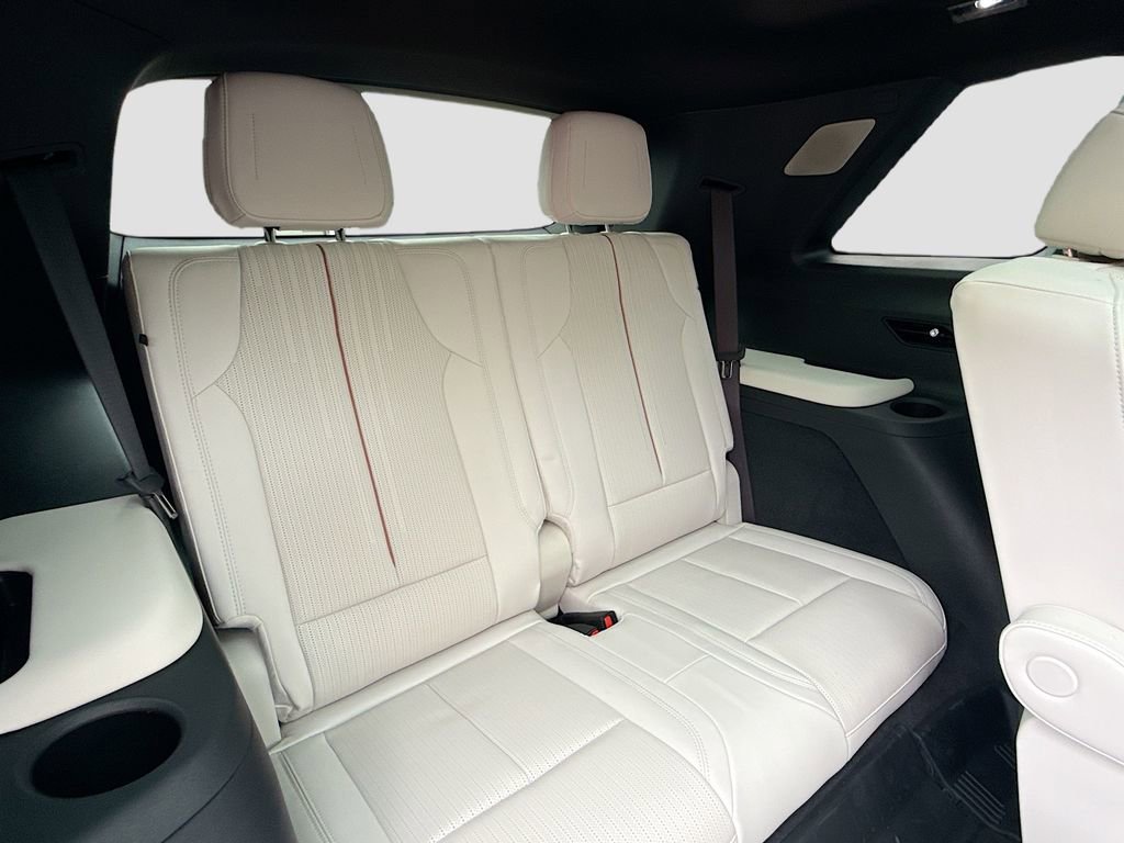 New 2026 Cadillac Vistiq Sport w/ LPO, Floor Liner Package image 28