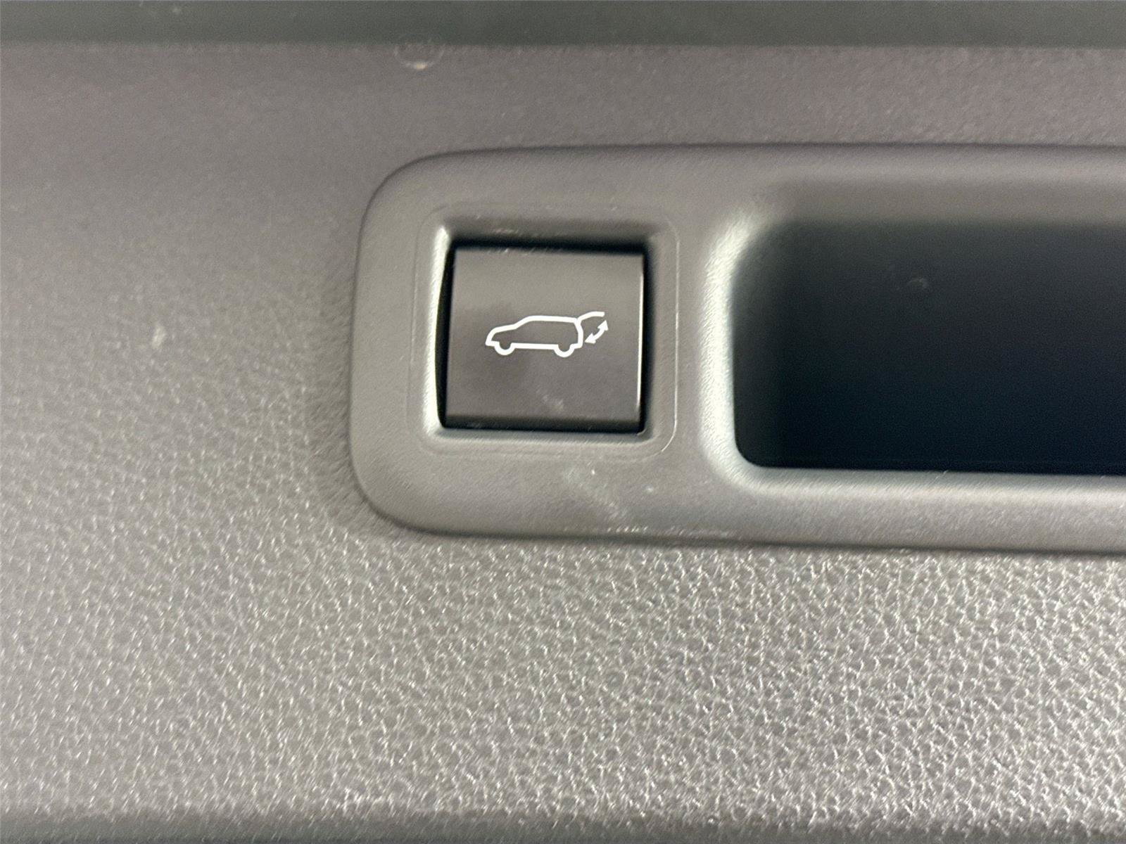 Used 2023 Toyota Highlander LE FWD image 35
