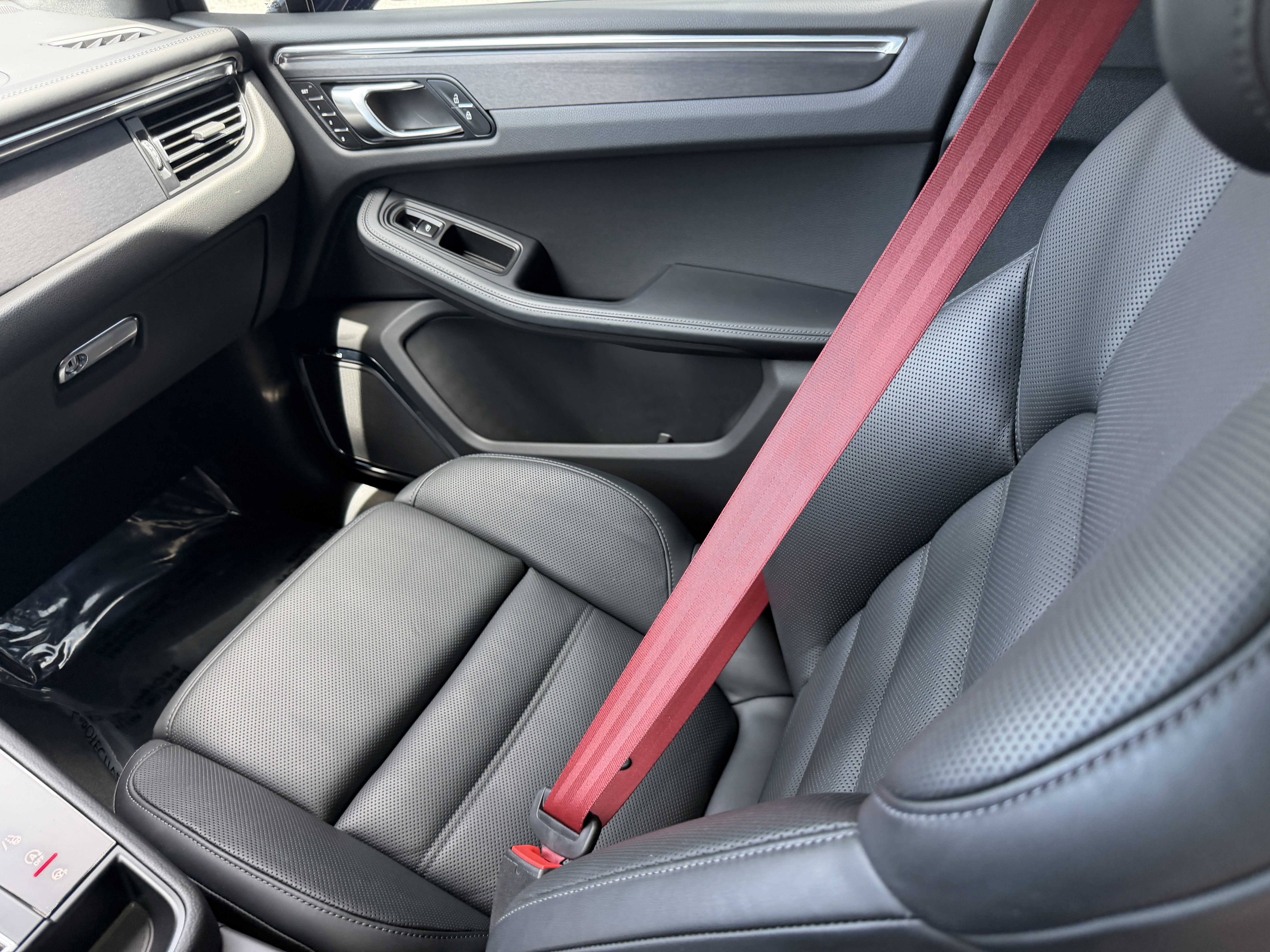 Certified 2025 Porsche Macan GTS AWD/4WD image 19