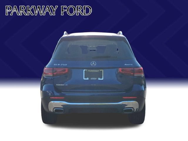 Used 2023 Mercedes-Benz GLB 250 4MATIC w/ Premium Package image 4