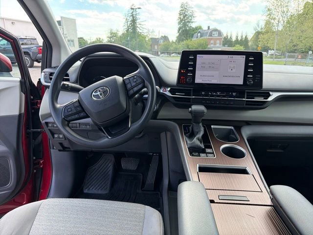 Used 2023 Toyota Sienna LE AWD/4WD image 15