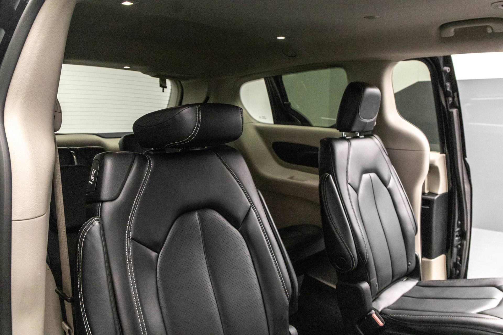 Used 2023 Chrysler Pacifica Touring-L image 34