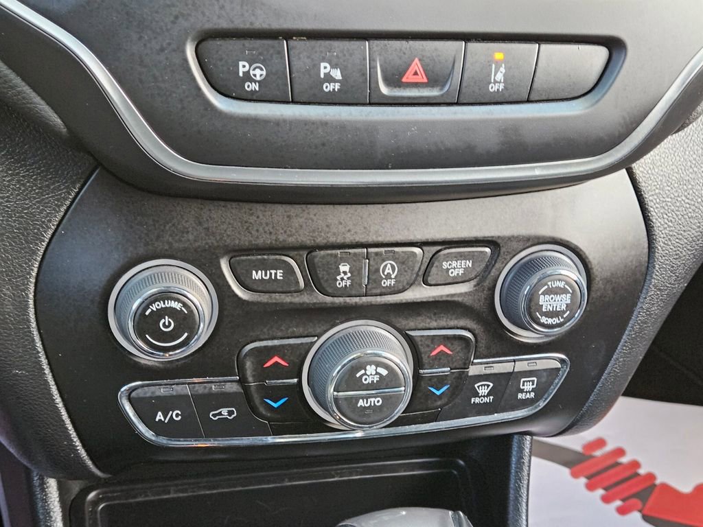 Used 2023 Jeep Cherokee Altitude Lux image 19