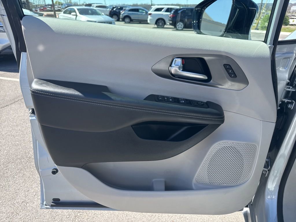 Used 2024 Chrysler Pacifica Touring-L image 10