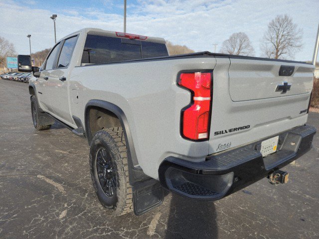 Used 2024 Chevrolet Silverado 2500 ZR2 w/ Technology Package image 3