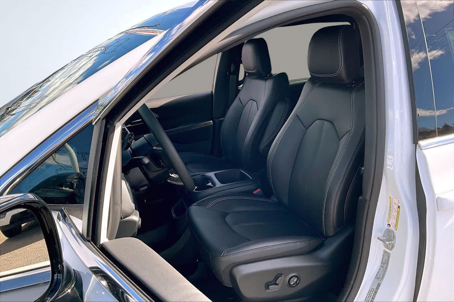 New 2026 Chrysler Pacifica Select FWD image 11