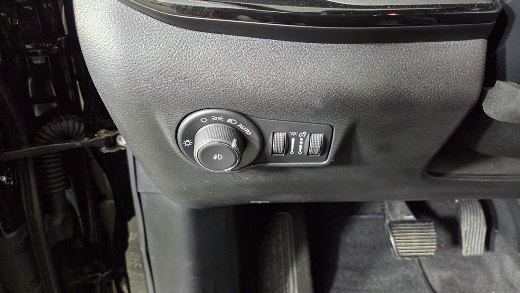Used 2024 Jeep Compass Limited w/ High Altitude Package AWD/4WD image 18