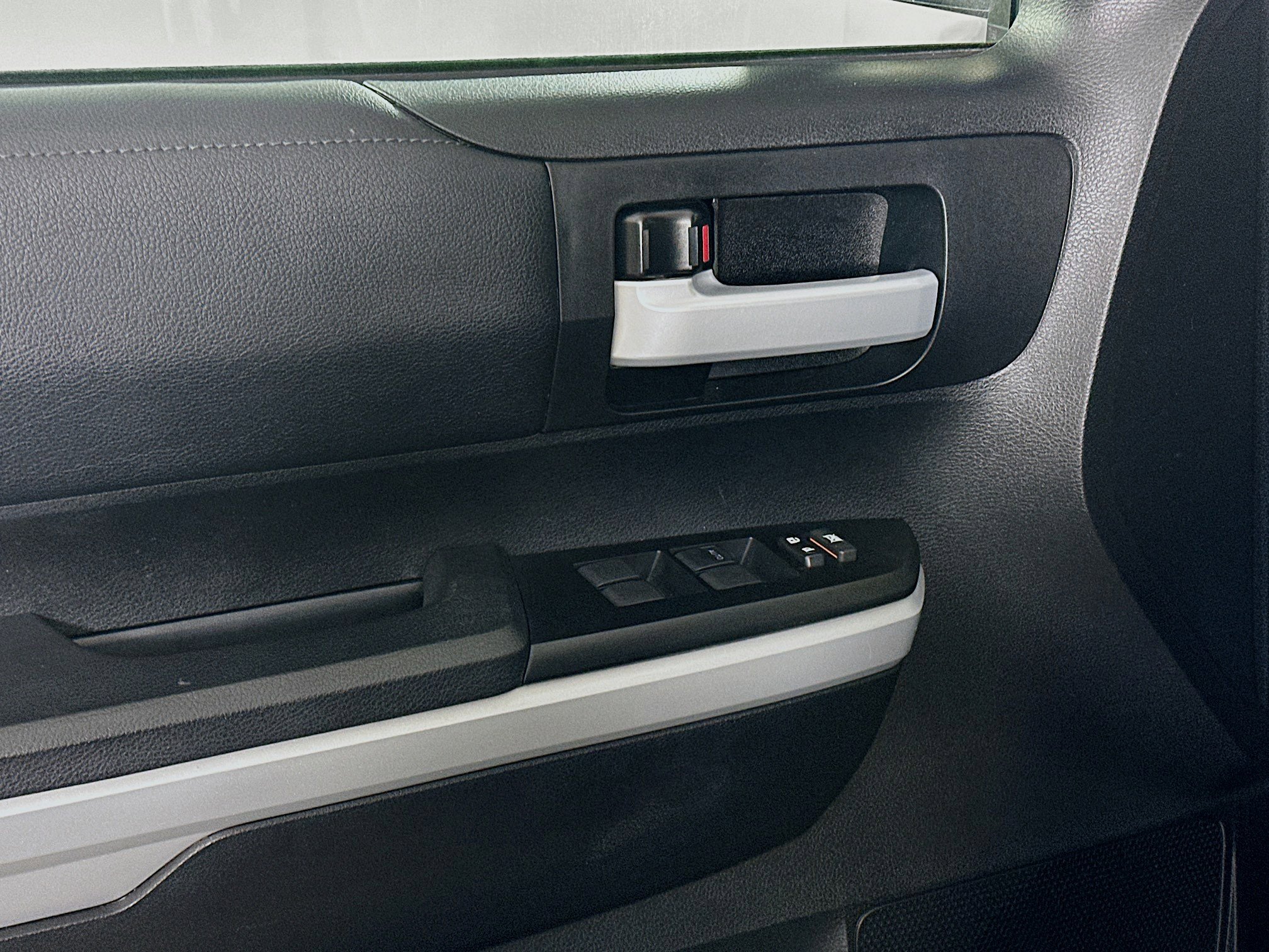 Used 2018 Toyota Tundra SR5 w/ SR5 Upgrade Package image 15