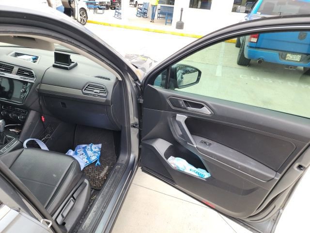 Used 2020 Volkswagen Tiguan SE w/ Panoramic Sunroof Package image 16