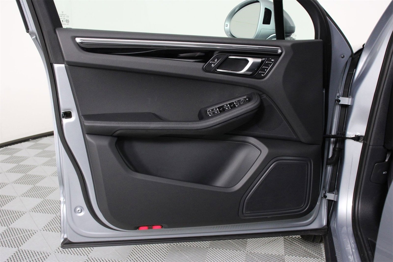 Used 2025 Porsche Macan image 20