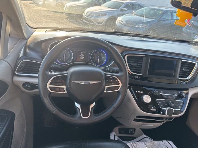 Used 2018 Chrysler Pacifica Touring-L image 16