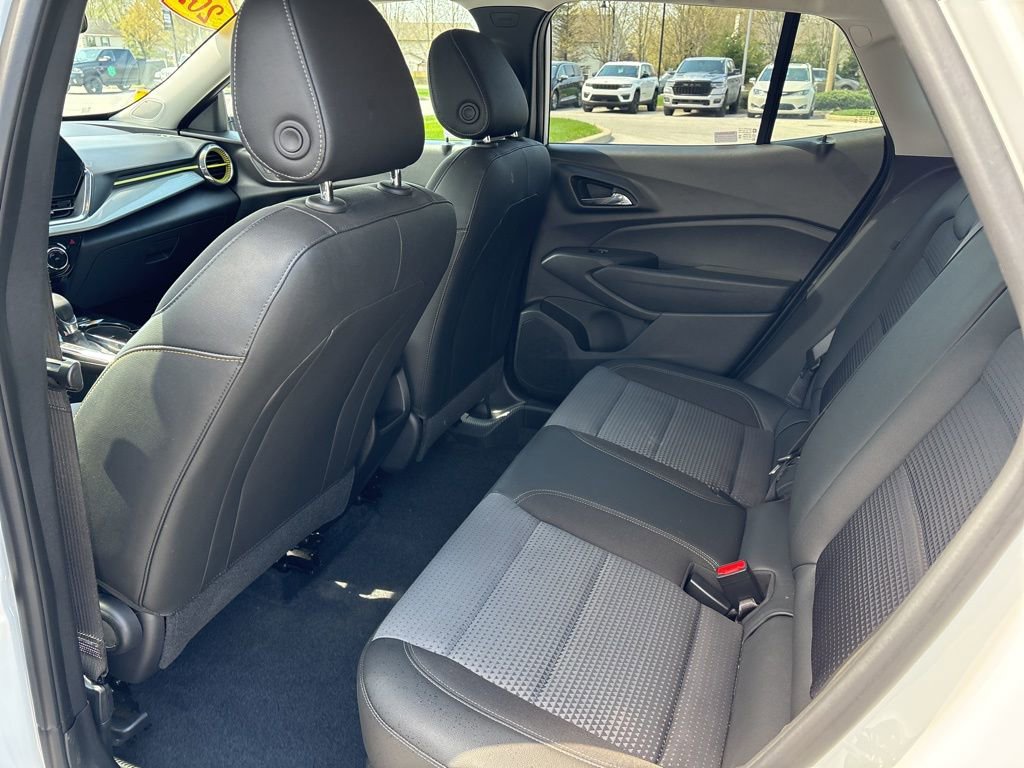 Used 2025 Chevrolet Trax LT w/ LT Convenience Package image 9