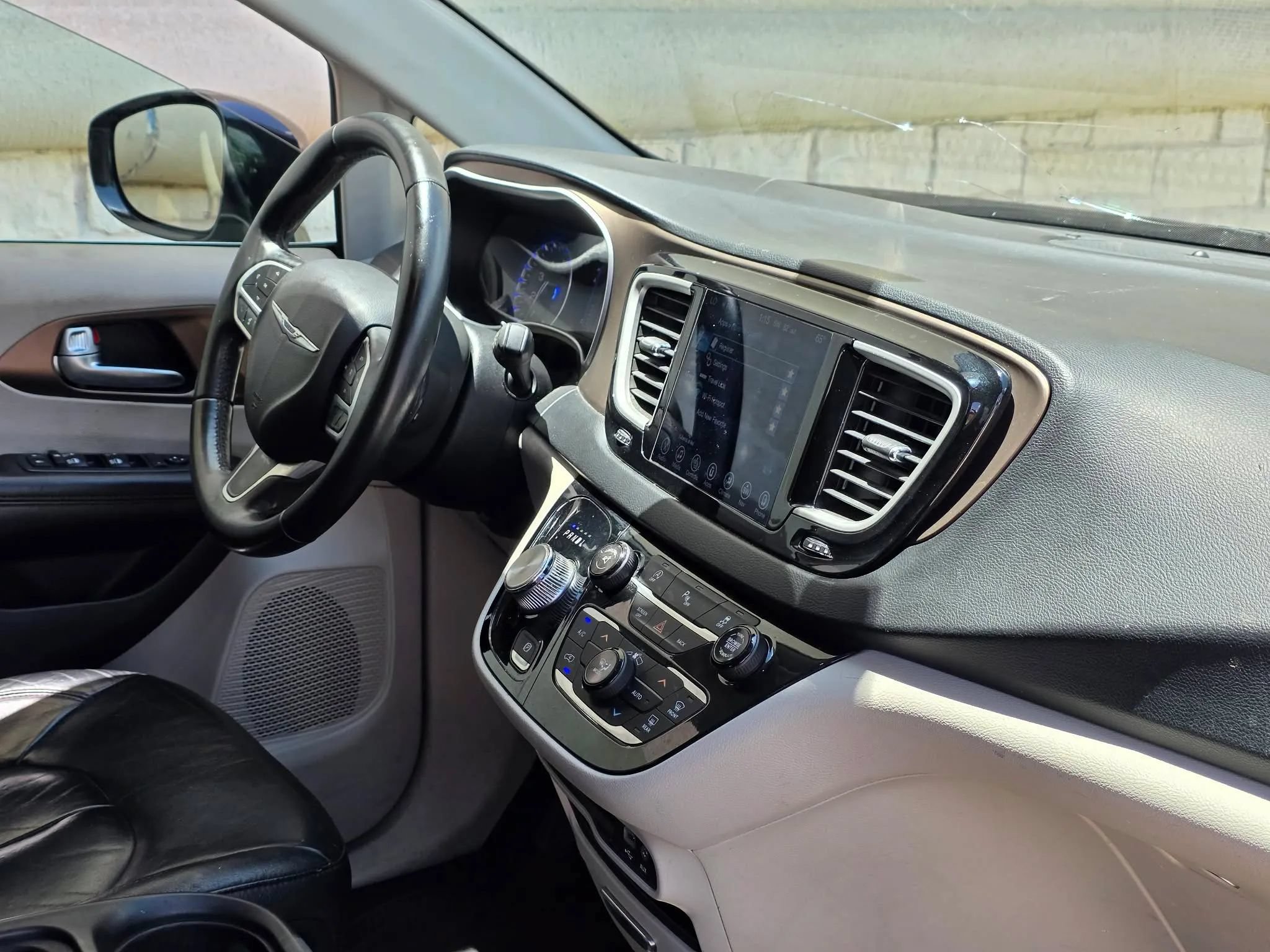 Used 2017 Chrysler Pacifica Touring-L w/ Tire & Wheel Group FWD image 19