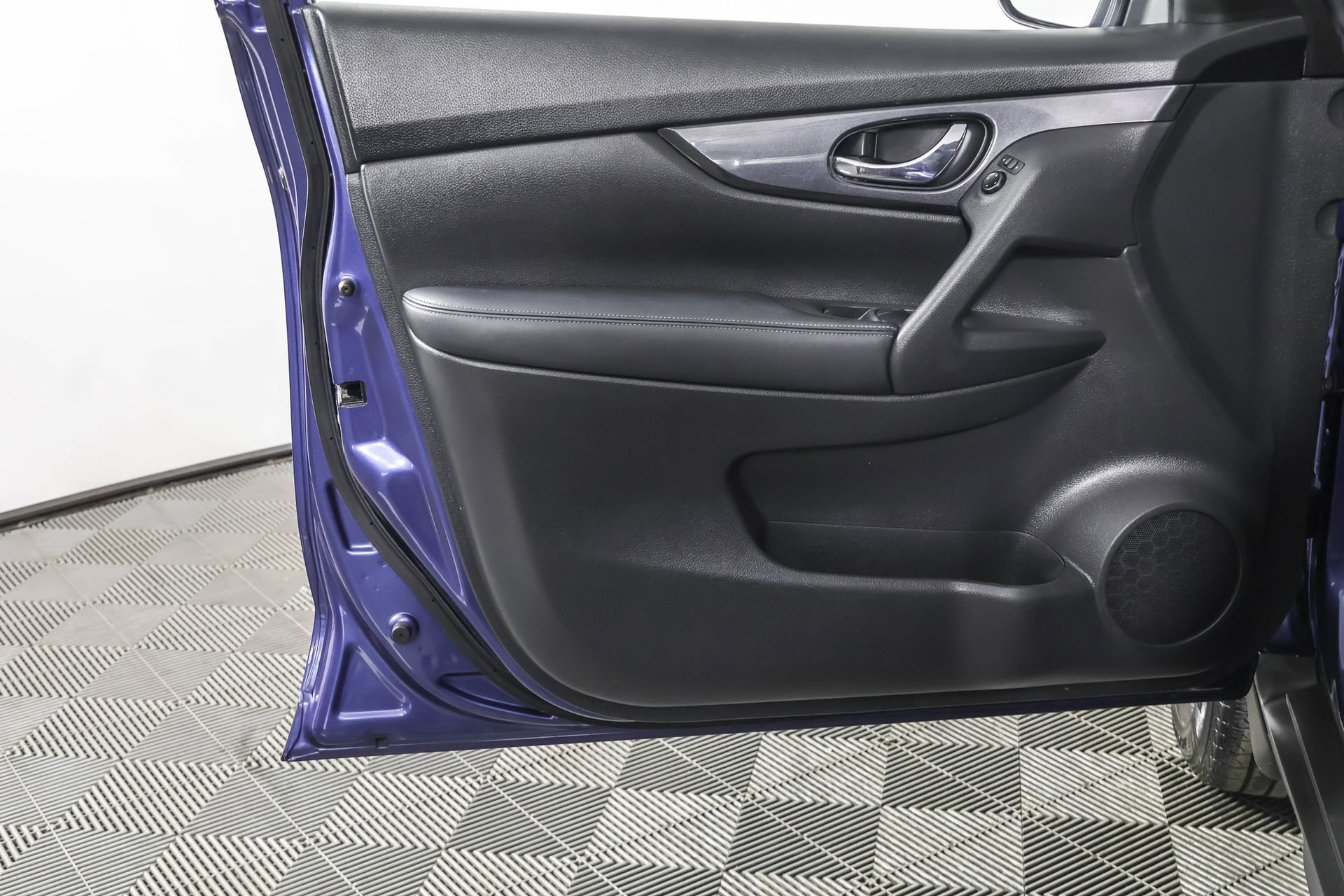 Used 2019 Nissan Rogue SV image 33