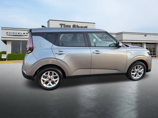 Used 2025 Kia Soul LX w/ LX Technology Package image 4