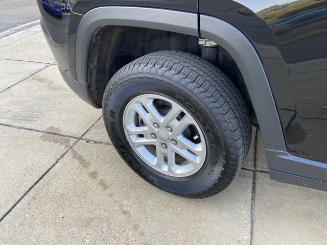 Used 2024 Jeep Grand Cherokee Laredo image 31