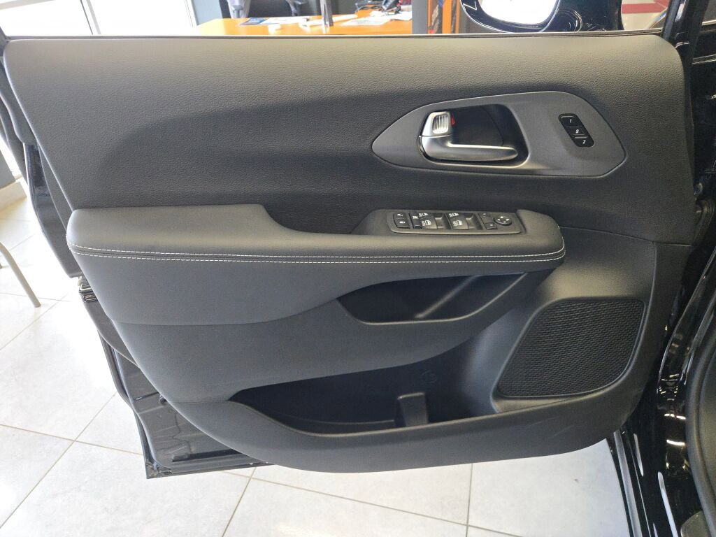 New 2025 Chrysler Pacifica Select FWD image 15